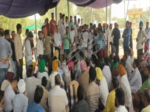 ਸਮਾਜ ਸੇਵੀ ਤੇ ਹੋਰਨਾ ਜਥੇਬੰਦੀਆਂ ਦੇ ਆਗੂਆਂ ਨੇ ਲਗਾਇਆ ਧਰਨਾ
