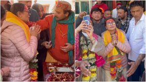ਰਾਣੀ ਮੁਖਰਜੀ ਨੇ ਬਦਰੀਨਾਥ ਮੰਦਰ ਵਿੱਚ ਅਸ਼ੀਰਵਾਦ ਲਿਆ ਅਤੇ ਸ਼ਰਧਾਲੂਆਂ ਨਾਲ ਸੈਲਫੀ ਲਈਆਂ