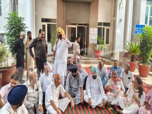 ਭਾਜਪਾ ਕੌਂਸਲਰਾਂ  ਨੇ ਨਗਰ ਨਿਗਮ ਦੇ ਖਿਲਾਫ਼ ਲਾਇਆ ਧਰਨਾ