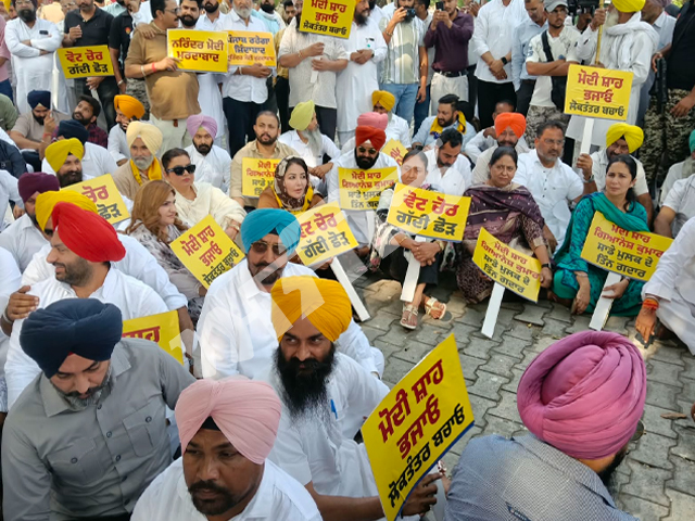 'ਆਪ' ਪੰਜਾਬ ਵਲੋਂ ਚੋਣ ਕਮਿਸ਼ਨ ਦਫਤਰ ਨੇੜੇ ਧਰਨਾ