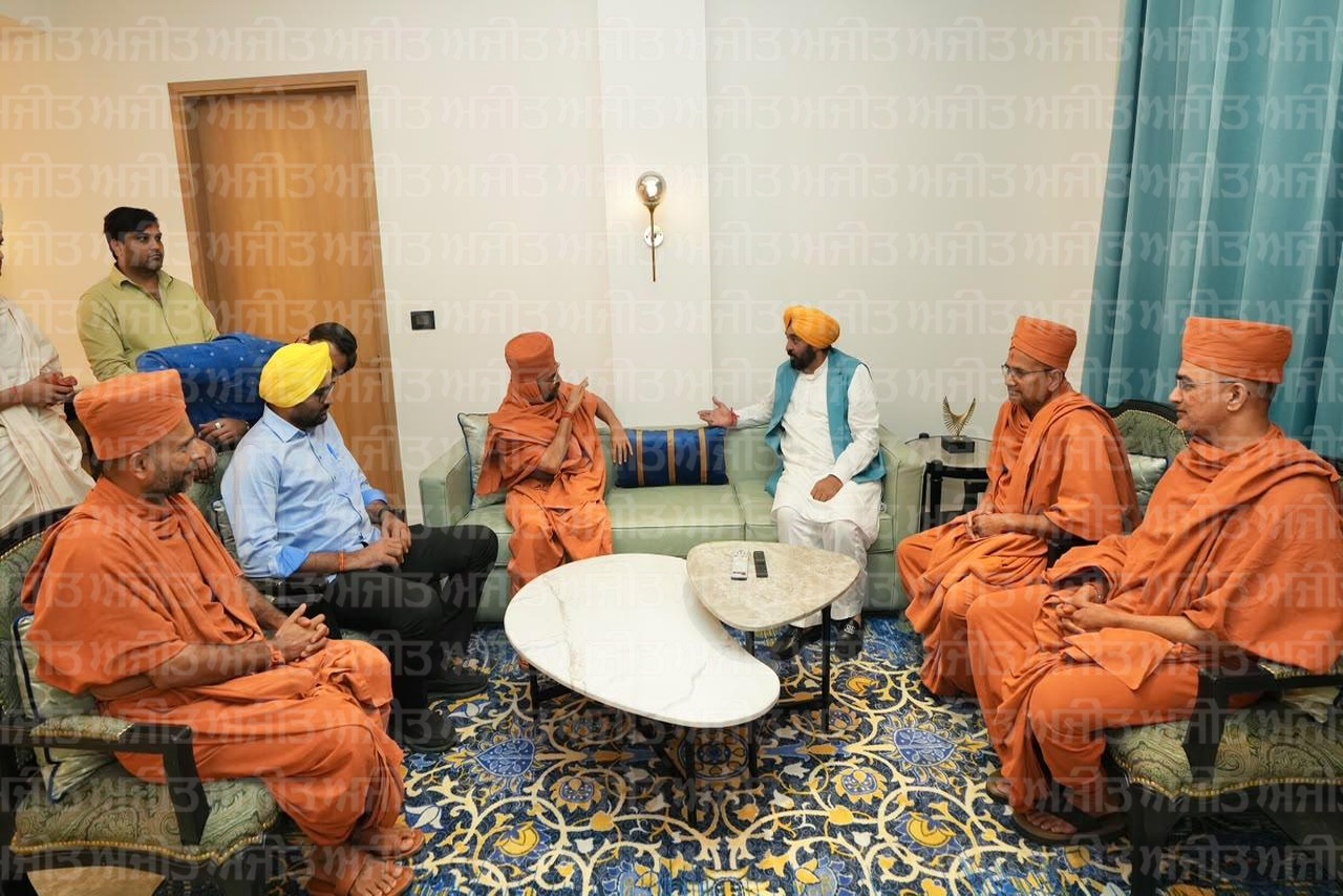 ਮਹੰਤ ਪਰਮ ਪੂਜਯ ਸ਼੍ਰੀ ਨਿਤਿਆਸਵਰੂਪਦਾਸ ਸਵਾਮੀ ਜੀ ਨੇ ਸ਼੍ਰੀ ਦਰਬਾਰ ਸਾਹਿਬ ਅੰਮ੍ਰਿਤਸਰ ਦੇ ਦਰਸ਼ਨ ਕੀਤੇ