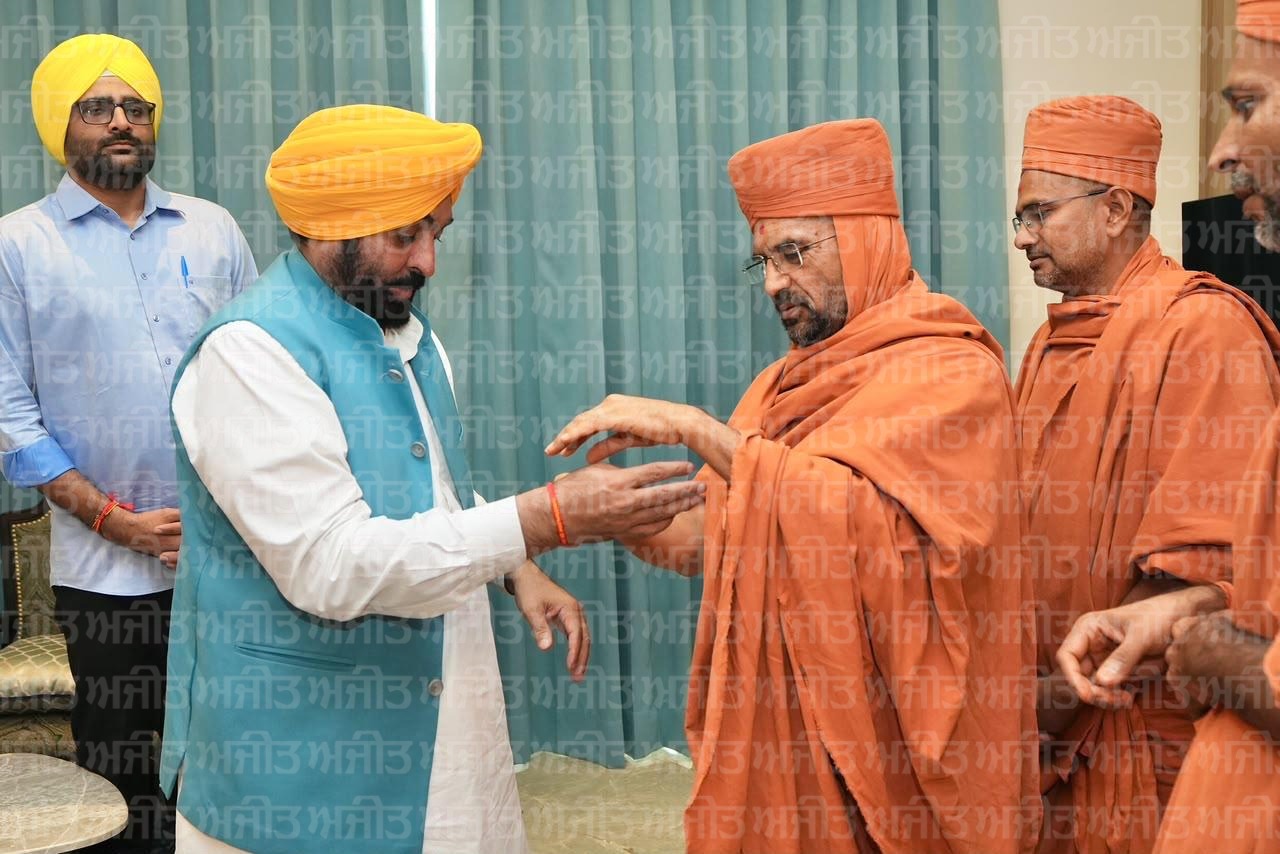 ਮਹੰਤ ਪਰਮ ਪੂਜਯ ਸ਼੍ਰੀ ਨਿਤਿਆਸਵਰੂਪਦਾਸ ਸਵਾਮੀ ਜੀ ਨੇ ਸ਼੍ਰੀ ਦਰਬਾਰ ਸਾਹਿਬ ਅੰਮ੍ਰਿਤਸਰ ਦੇ ਦਰਸ਼ਨ ਕੀਤੇ