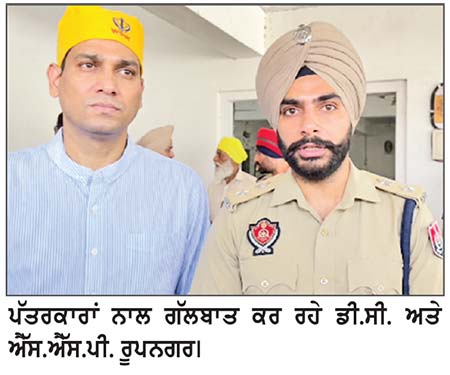 ਸੋਲਖੀਆਂ ’ ਚ ਨਸ਼ਿਆਂ ਵਿਰੁੱਧ ਮੁਹਿੰਮ ਤਹਿਤ ਡੀ . ਸੀ . ਤੇ ਐੱਸ . ਐੱਸ . ਪੀ . ਨੇ ਕੀਤੀ ਮੀਟਿੰਗ ਨਸ਼ਾ ਤਸਕਰਾਂ ਬਾਰੇ ਸੂਚਨਾ ਦੇਣ ਵਾਲਿਆਂ ਦੀ ਪਛਾਣ ਰੱਖੀ ਜਾਵੇਗੀ ਗੁਪਤ-ਡਿਪਟੀ ਕਮਿਸ਼ਨਰ