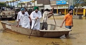 ਫਾਜ਼ਿਲਕਾ ਦੀ ਦਾਣਾ ਮੰਡੀ ਵਿਚ ਭਰਿਆ ਪਾਣੀ, ਨੁਕਸਾਨੇ ਝੋਨੇ ਦਾ ਹਾਲ ਜਾਨਣ ਕਿਸ਼ਤੀਆਂ ਰਾਹੀਂ ਮੰਡੀ ਪਹੁੰਚੇ ਕਿਸਾਨ ਆਗੂ