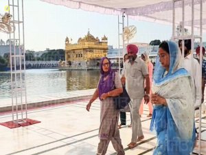 ਹਰਸਿਮਰਤ ਕੌਰ ਬਾਦਲ ਸ੍ਰੀ ਹਰਿਮੰਦਰ ਸਾਹਿਬ ਵਿਖੇ ਹੋਏ ਨਤਮਸਤਕ