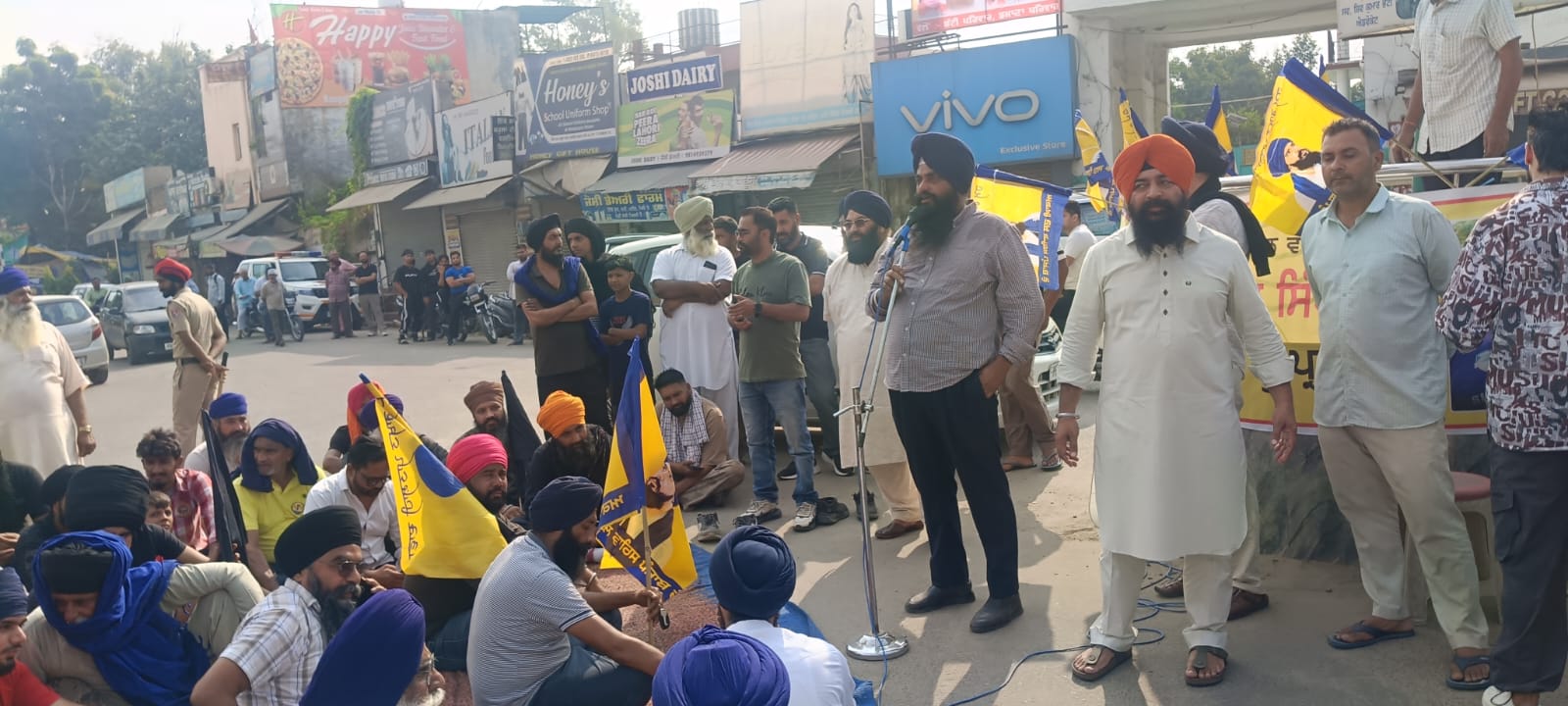 ਗੜ੍ਹਸ਼ੰਕਰ ਵਿਚ ਬਜ਼ਾਰ ਮੁਕੰਮਲ ਬੰਦ, ਜਥੇਬੰਦੀਆਂ ਵਲੋਂ ਧਰਨਾ ਸ਼ੁਰੂ