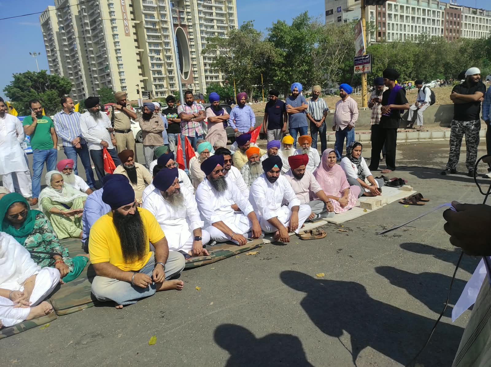 ਪੰਜਾਬ ਬੰਦ ਦੇ ਸੱਦੇ ਤਹਿਤ ਐਸ ਏ ਐਸ ਨਗਰ ਦੇ ਫੇਜ ਸੱਤ ਅਤੇ ਗੁਰਦੁਆਰਾ ਸਿੰਘ ਸ਼ਹੀਦਾਂ ਸਾਹਮਣੇ ਏਅਰਪੋਰਟ ਰੋਡ ਤੇ ਵੱਖ-ਵੱਖ ਜਥੇਬੰਦੀਆਂ ਦੇ ਆਗੂਆਂ ਵੱਲੋਂ ਲਗਾਇਆ ਜਾਮ