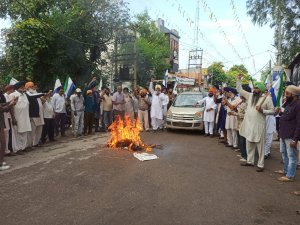 ਪਰਵਿੰਦਰ ਸਿੰਘ ਛੋਟਾ ਦੇ ਕਤਲ ਵਿਰੁੱਧ ਟਾਂਡਾ  ਮੁਕੱਮਲ ਬੰਦ, ਕਿਸਾਨ ਜਥੇਬੰਦੀਆਂ ਨੇ ਫੂਕਿਆ ਮੁੱਖ ਮੰਤਰੀ ਤੇ ਡੀਜੀਪੀ ਦਾ ਪੁਤਲਾ