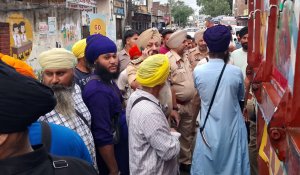 ਵਡਾਲਾ ਗ੍ਰੰਥੀਆਂ ਵਿਖੇ ਵੱਖ-ਵੱਖ ਧਾਰਮਿਕ ਤੇ ਸਮਾਜਿਕ ਜਥੇਬੰਦੀਆਂ ਨੇ ਬਟਾਲਾ-ਕਾਦੀਆਂ ਰੋਡ ’ਤੇ ਪੱਕਾ ਨਾਕਾ ਲਾ ਕੇ ਆਵਾਜਾਈ ਕੀਤੀ ਠੱਪ