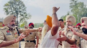 ਪੁਲਿਸ ਨੇ ਨਸਰਾਲਾ ਵਿਖੇ ਹੁਸ਼ਿਆਰਪੁਰ ਜਲੰਧਰ ਰੋਡ ਤੇ ਬੈਠੇ ਲੋਕਾਂ ਨਾਲ ਕੀਤੀ ਧੱਕੇਸ਼ਾਹੀ, ਧਾਰਨਾ ਚੁਕਾਇਆ,ਆਗੂਆਂ ਨੂੰ ਆਪਣੀਆਂ ਗੱਡੀ 'ਚ ਲੈ ਗਏ ਥਾਣੇ