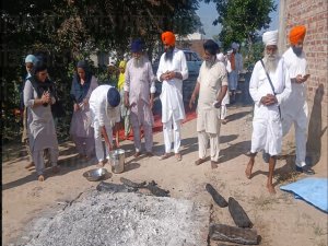 ਬਾਬਾ ਕਸ਼ਮੀਰ ਸਿੰਘ ਦਾ ਸਤਿਨਾਮ ਵਾਹਿਗੁਰੂ ਦੇ ਜਾਪ ਨਾਲ ਸੰਗਤਾਂ ਨੇ ਸੰਭਾਲਿਆ ਅੰਗੀਠਾ
