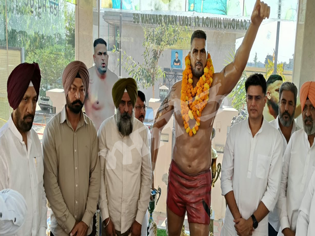 ਮਰਹੂਮ ਕਬੱਡੀ ਖਿਡਾਰੀ ਸੰਦੀਪ ਨੰਗਲ ਅੰਬੀਆਂ ਦੇ ਪਰਿਵਾਰ ਨਾਲ ਮੁਲਾਕਾਤ ਕਰਨ ਪਹੁੰਚੇ ਸਚਿਨ ਪਾਇਲਟ ਤੇ ਪਰਗਟ ਸਿੰਘ
