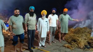 ਕਸਬਾ ਚੋਗਾਵਾਂ 'ਚ ਗੱਠਾਂ ਵਾਲੀ ਟਰਾਲੀ ਨੂੰ ਅੱਗ ਲੱਗਣ ਕਾਰਨ ਮਚੀ ਅਫ਼ਰਾ-ਤਫ਼ਰੀ