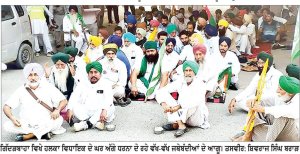 ਗਿੱਦੜਬਾਹਾ ਵਿਖੇ ਵੱਖ-ਵੱਖ ਜਥੇਬੰਦੀਆਂ ਵਲੋਂ ਵਿਧਾਇਕ ਡਿੰਪੀ ਢਿੱਲੋਂ ਦੇ ਘਰ ਅੱਗੇ ਰੋਸ ਧਰਨਾ