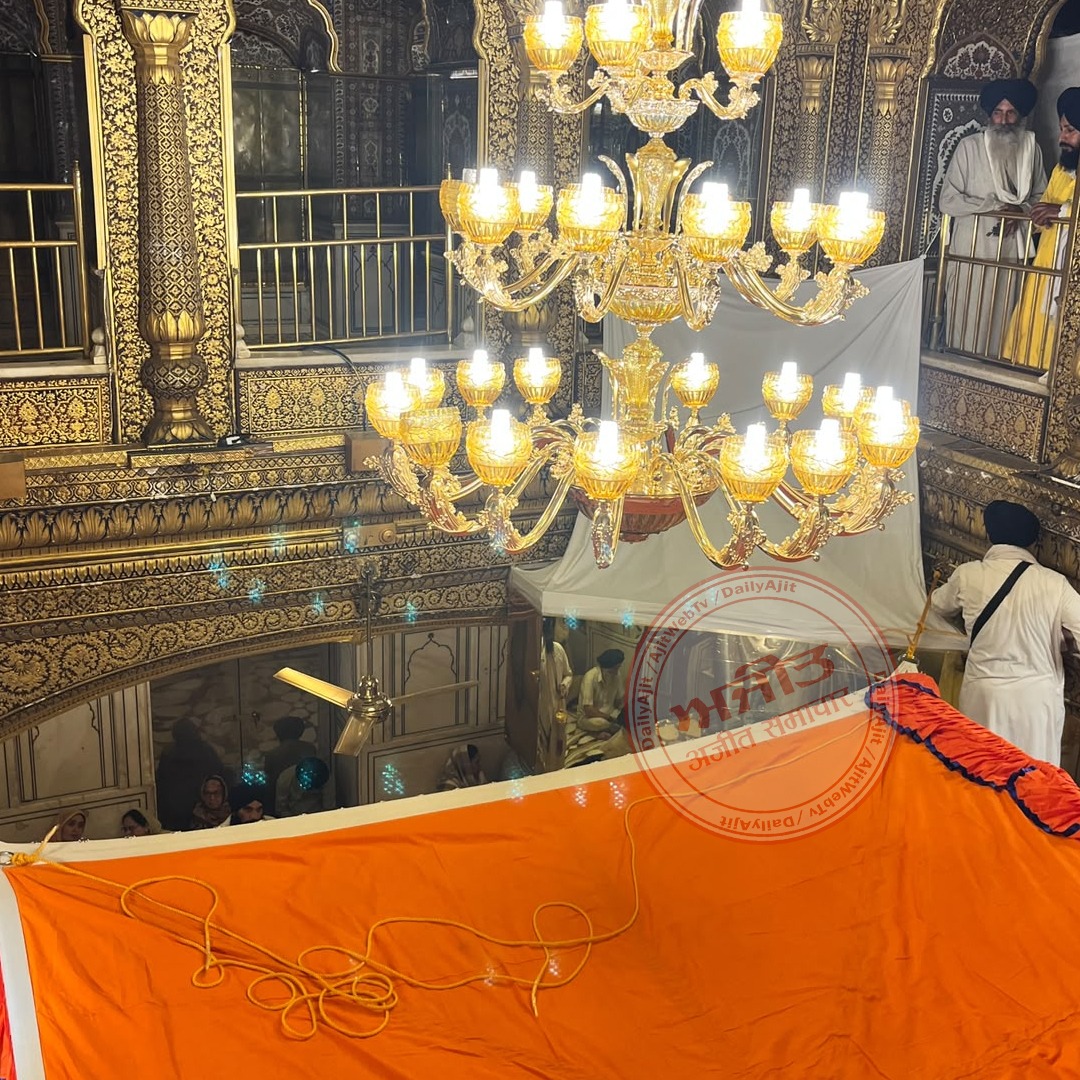 ਸ੍ਰੀ ਹਰਿਮੰਦਰ ਸਾਹਿਬ ਵਿਖੇ ਰੌਸ਼ਨੀ ਲਈ ਲਗਾਇਆ ਨਵਾਂ ਝੂਮਰ