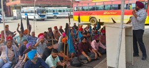 ਪੀ.ਆਰ.ਟੀ.ਸੀ. ਕੱਚੇ ਮੁਲਾਜ਼ਮਾਂ ਵਲੋਂ ਅਣ-ਮਿੱਥੇ ਸਮੇਂ ਲਈ ਹੜਤਾਲ ਸ਼ੁਰੂ- ਬੱਸਾਂ ਦਾ ਚੱਕਾ ਜਾਮ