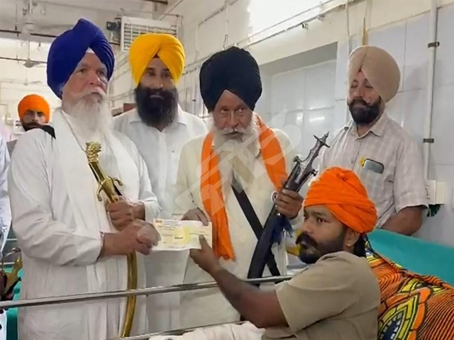 ਨਸ਼ਿਆਂ ਵਿਰੁੱਧ ਸੰਘਰਸ਼ ਦੌਰਾਨ ਜ਼ਖ਼ਮੀ ਹੋਏ ਚਾਰ ਨੌਜਵਾਨਾਂ ਨੂੰ ਸ਼੍ਰੋਮਣੀ ਕਮੇਟੀ ਵਲੋਂ ਸੌਂਪੇ ਗਏ 5-5 ਲੱਖ ਰੁਪਏ ਦੇ ਚੈੱਕ
