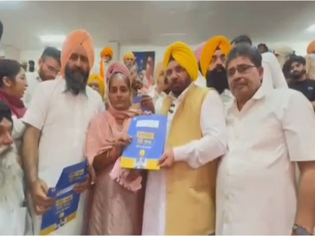 ਈ.ਟੀ.ਓ. ਵਲੋਂ ‘ਮੇਰਾ ਘਰ ਮੇਰੇ ਨਾਮ’ ਸਕੀਮ ਤਹਿਤ 1500 ਪਰਿਵਾਰਾਂ ਨੂੰ ਮਾਲਕਾਨਾ ਹੱਕਾਂ ਦੇ ਕਾਗਜ਼ ਸੌਂਪੇ ਗਏ
