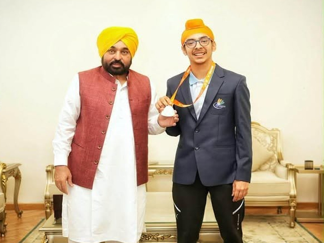 ਵਿਸ਼ਵ ਚੈਂਪੀਅਨਸ਼ਿਪ 'ਚ ਕਾਂਸੀ  ਦਾ ਤਗਮਾ ਜੇਤੂ ਜੰਗਸ਼ੇਰ ਸਿੰਘ ਨਾਲ਼ ਮੁੱਖ ਮੰਤਰੀ ਭਗਵੰਤ ਮਾਨ ਦੀ ਮੁਲਾਕਾਤ