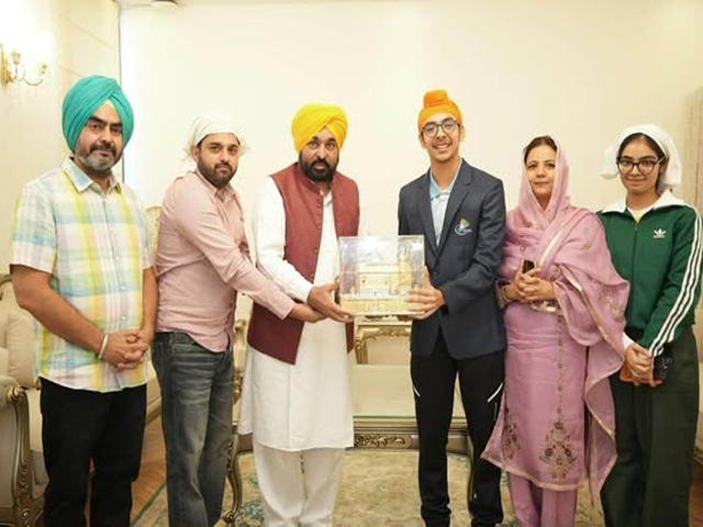 ਵਿਸ਼ਵ ਚੈਂਪੀਅਨਸ਼ਿਪ 'ਚ ਕਾਂਸੀ  ਦਾ ਤਗਮਾ ਜੇਤੂ ਜੰਗਸ਼ੇਰ ਸਿੰਘ ਨਾਲ਼ ਮੁੱਖ ਮੰਤਰੀ ਭਗਵੰਤ ਮਾਨ ਦੀ ਮੁਲਾਕਾਤ
