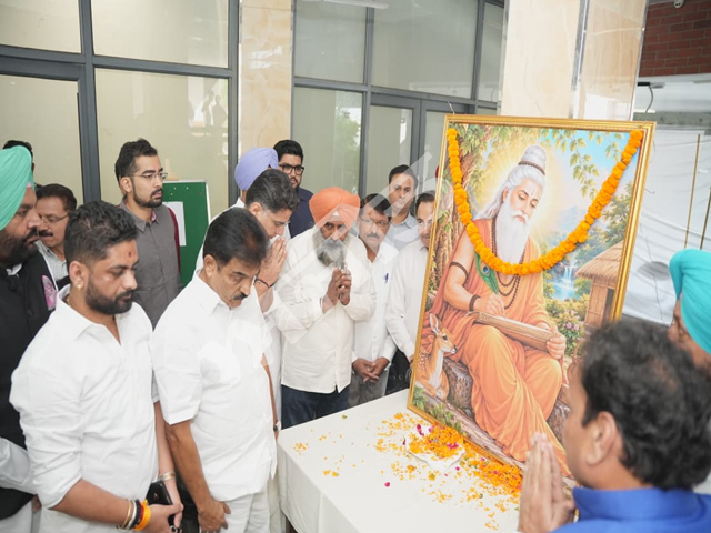 ਵੇਣੂਗੋਪਾਲ ਵਲੋਂ ਕਾਂਗਰਸ ਭਵਨ ਵਿਖੇ ਭਗਵਾਨ ਵਾਲਮੀਕਿ ਜੀ ਦੇ ਪ੍ਰਕਾਸ਼ ਪੁਰਬ ਮੌਕੇ ਸ਼ਰਧਾ ਦੇ ਫੁੱਲ ਭੇਟ