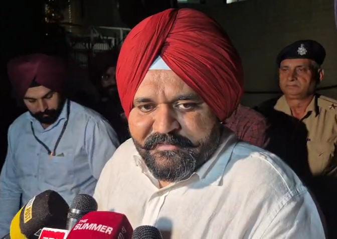 ਸੀ.ਬੀ.ਆਈ. ਦਫ਼ਤਰ ਤੋਂ ਕਰੀਬ ਤਿੰਨ ਘੰਟਿਆਂ ਦੀ ਪੁੱਛਗਿੱਛ ਉਪਰੰਤ ਬਾਹਰ ਆਏ ਓ.ਐਸ.ਡੀ. ਰਾਜਬੀਰ ਸਿੰਘ ਘੁੰਮਣ