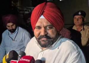 ਸੀ.ਬੀ.ਆਈ. ਦਫ਼ਤਰ ਤੋਂ ਕਰੀਬ ਤਿੰਨ ਘੰਟਿਆਂ ਦੀ ਪੁੱਛਗਿੱਛ ਉਪਰੰਤ ਬਾਹਰ ਆਏ ਓ.ਐਸ.ਡੀ. ਰਾਜਬੀਰ ਸਿੰਘ ਘੁੰਮਣ